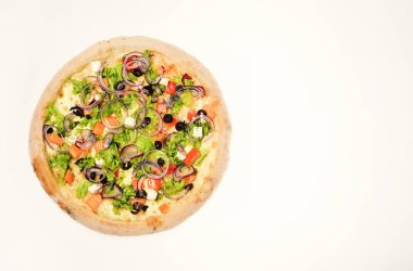 Siyah zeytinli Yunan pizzası. Restoran menüsü ve İtalyan mutfağı.