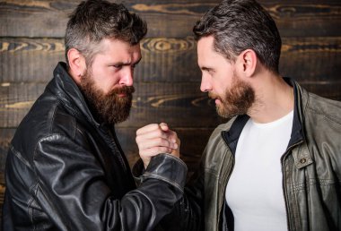 Dostluk vahşi adamlardan. Mafya satıcısı. Gerçek dostluk olgun arkadaşlar. Erkek arkadaşlık kavramı. Acımasız sakallı erkekler tokalaşırken deri ceket giyer. Gerçek erkekler ve kardeşlik. Güçlü el sıkışma