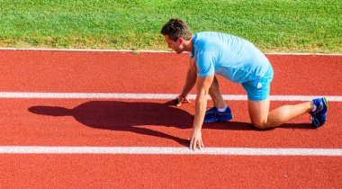 Nasıl yayınlanmaya başlaması. Spor motivasyon kavramı. Adam atlet runner standı düşük başlangıç pozisyonu stadyum yolu güneşli bir gün. Runner gitmeye hazır. Zafer için çaba. Yetişkin runner hazırlamak Stadyumu at yarışı