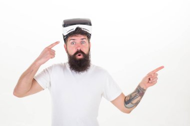 Sanal gerçeklik kulaklık kullanan adam. Bir kişi sanal bardaklarda Oda uzayda uçar. VR oyun.