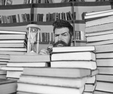 Adam, kitaptan bakmak bilim adamı. Öğretmen ya da sakal Kitaplığı'nda eğitim ile öğrenci. Adam ciddi ve katı yüz izlerken zaman raflardan, arka planda gidiyor. Zaman akışı kavramı