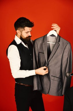 Sakallı yelek ceket unbuttons. Moda kavramı.