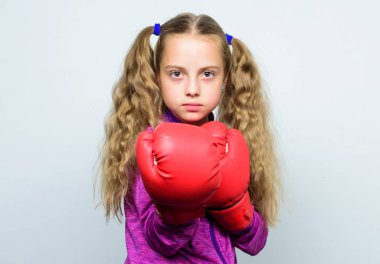 Kız beyaz arka plan üzerinde poz kırmızı eldivenli sevimli çocuk. Spor boks eldivenleri ile güzel bir çocuk. Boks spor kadın için. Spor yetiştirme. Başarılı lider beceri. Spor yetişmesi için lider