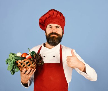 Mavi arka plan üzerinde sakallı adam. Emin yüz ile pişirmek