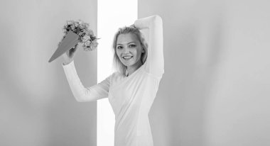 Bayan mutlu en sevdiği çiçek hediye olarak aldı. Buket eşit mutluluk. Gülümseyen kadın buket sürpriz almak seviyor. Ona en sevdiği çiçek. En sevdiğim parfüm buket çiçek zevk tutan kız