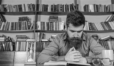 Eğitim, kitap rafı arka plan üzerinde konsantre yüz kitap, okuma kişi. Öğretmen ya da sakal Kitaplığı'nda eğitim ile öğrenci. Adam, kupa ve kum saati ile masada oturur. Kendi eğitim kavramı