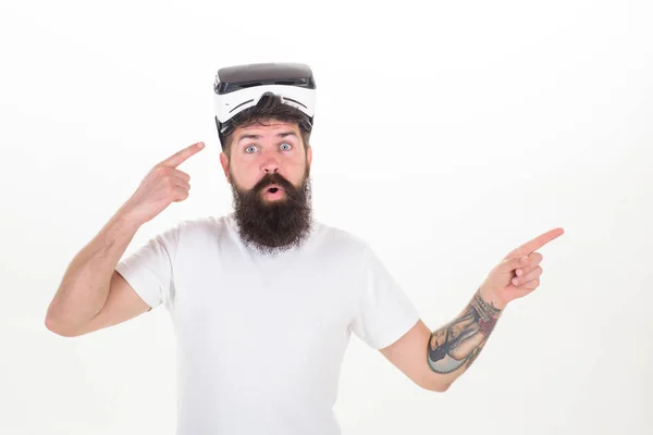 Mann mit Virtual-Reality-Headset. Eine Person mit virtueller Brille fliegt durch den Raum. vr gaming. — Stockfoto