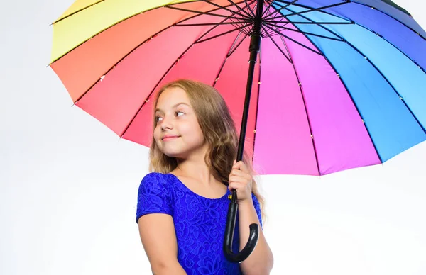 Buona infanzia. Ora di scuola. Ragazzina felice con l'ombrello. Moda autunno. Bambina. Ragazzina con ombrello in caso di pioggia. Sentirsi protetti in questa giornata autunnale. Avventura autunnale — Foto Stock