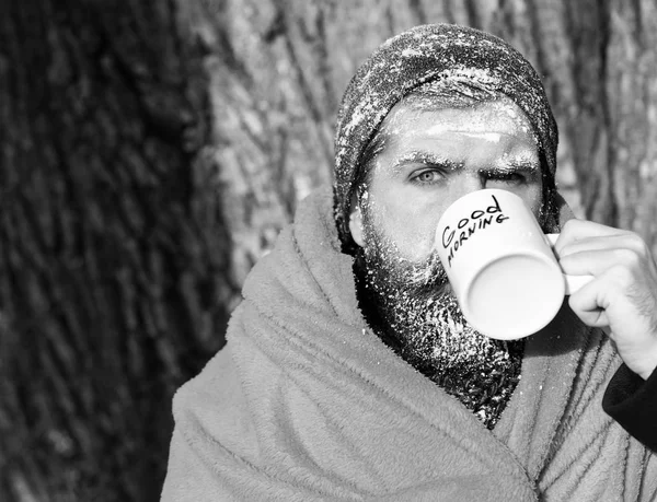 냉동 남자, 수염 및 콧수염과 수염된 hipster 덮여 기준: 흰 서 리 자연 backgroun에 야외에서 겨울 날에 온난 음료 컵에 오렌지 담요에 싸여 — 스톡 사진