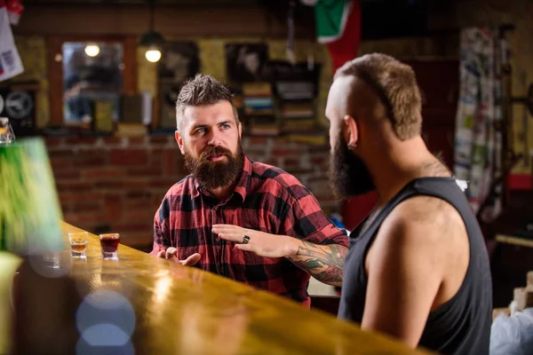 Amigos relajándose en el bar o pub. Conversación de almas gemelas borrachas. Hipster hombre barbudo brutal pasar el ocio con un amigo en el mostrador del bar. Hombres relajándose en el bar. Bebidas alcohólicas fuertes. Viernes de relajación en bar — Foto de Stock