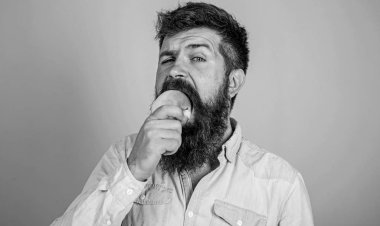 Uzun Sakal yeme elma ile elma adam yakışıklı hipster seviyorum. Hipster aç sulu olgun elma yiyor. Meyve sağlıklı yemek saati her zaman iyi bir fikir. Adam diyet beslenme meyve yiyor. Sağlıklı beslenme kavramı