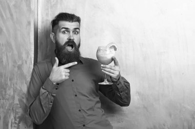 Elinde tropikal alkolik taze kokteyl tutan Kafkas hippisi.