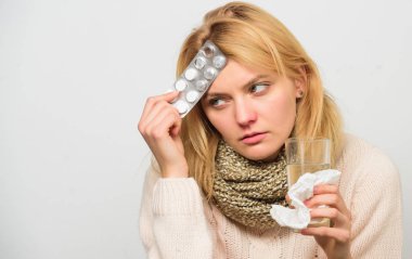 En iyi Redüktör ateş. Kız acı baş ağrısı ve almak tıp. Baş ağrısı ve ateş ilaçları. Kadın tousled saç eşarp tablet blister tutun. Ateş tedavisi için ilgili yönergeler. Ateş azaltmak için ilaç alıyor