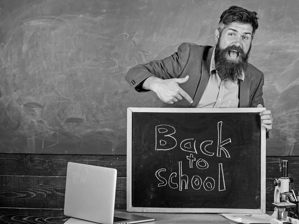 Comemore o dia do conhecimento. Professor ou educador recebe inscrição de volta à escola. Bem-vindo de volta à escola. Professora experiente educador recebe novos inscritos para começar a estudar e obter educação — Fotografia de Stock