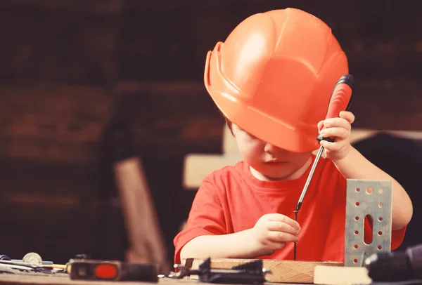 소년은 작성기 또는 자 플레이, 도구를 사용. 어린 시절 개념입니다. 주황색 모자 또는 헬멧, 연구 방 배경에서 소년 아이. 어린이 건축 또는 건물에서 미래의 직업에 대 한 꿈 — 스톡 사진