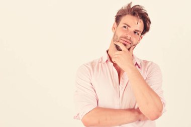 Beyaz arka plan üzerinde izole düşünceli yüzü olan adam