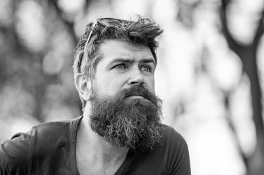 Düşünceli erkek mavi gözlü gökyüzü, huzur ve mindfulness kavramı içine arıyorum. Hipster kafasında parkta dolaşmaya güneş gözlüklü genç sakallı