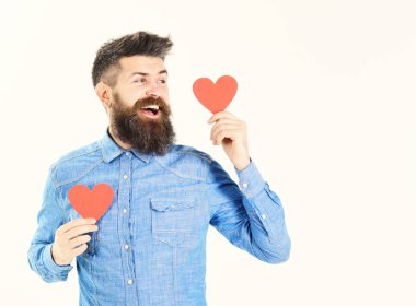Sakallı, mutlu yüzlü, kırmızı kalpli bir adam