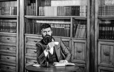 Okuma ve kahve molası kavramı. Okuyucu kitap sahiptir ve kahve molası vardır