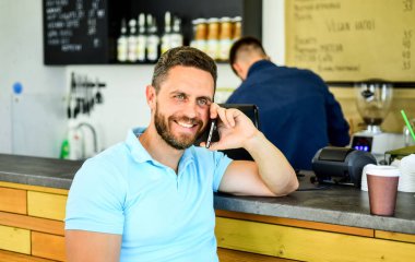 Beklerken kahve içmek. Kahve meşgul insanlar için seçenek götürün. Adam akıllı telefon sipariş kahve. Kahve molası kavramı. Kafede karşılamak sağlar. Adam telefon konuşma kafe barista arka plan