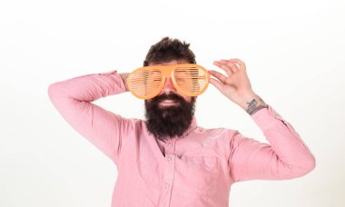 Güneş gözlüğü tatil öznitelik ve şık aksesuar. Göz koruma güneş gözlüğü aksesuar yaz. Hippi giyim çekim tonları son derece büyük güneş gözlüğü. Adam adam giyim dev louvered güneş gözlüğü sakallı