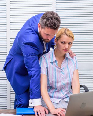 Arkadaşları arasındaki konuşma. Patron işçi iş tartışıyorlar. İşyeri ilişkileri. İş arkadaşları huzurlu dostane bir atmosferde. Dostluk meslektaşlarının. Office kahve molası. Eşitlik ve saygı