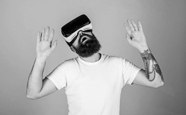 Vr bardaklarda sakallı adam. Sanal gerçeklik ile modern Gadget'ı keşfetmek meşgul yüzündeki hippi. VR gadget kavramı. Sanal gerçeklik giyen adam gözlükler. Atış, gri arka plan stüdyo