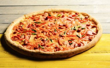 Fast food restoranı. Pastırmalı pizza, sosis ve yeşil soğanlı.