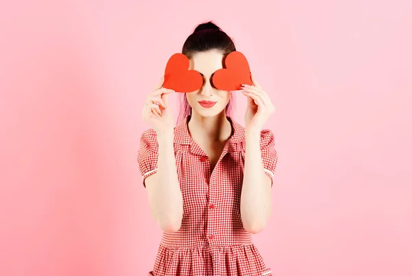 Blind kärlek koncept. Flicka med röda hjärtan är blind från love — Stockfoto