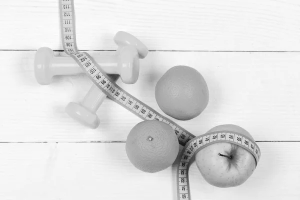 Naranja, manzana con cinta métrica, pesas para el concepto de dieta — Foto de Stock