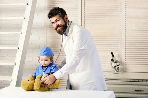 Padre e hijo con caras felices jugar doctor — Foto de Stock