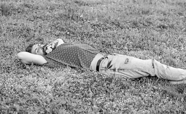 Sakal karahindiba çiçeklerle sakallı adam çayır, çimen arka plan üzerinde yatıyordu. Bahar kavramı. Hippi sakal rahatlatıcı dandelions buket. Sakallı yüzü uyku üzerinde zevk bahar — Stok fotoğraf