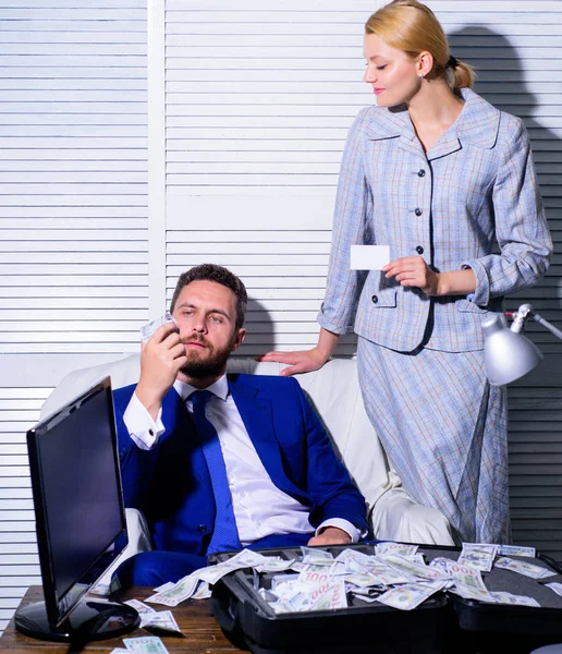 Empresário sorridente com um monte de dinheiro americano no escritório. Negócio, pessoas, sucesso e conceito de fortuna . — Fotografia de Stock