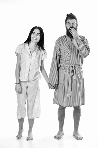 Jeune couple satisfait amoureux câlinant doucement en pyjama à la maison. Couple amoureux tient la main, isolé sur fond blanc. Relations et objectifs du week-end — Photo
