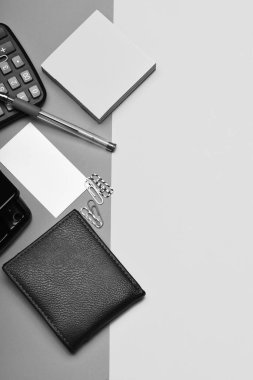 İş kavramı: pembe ve mavi arka plan izole office araçları