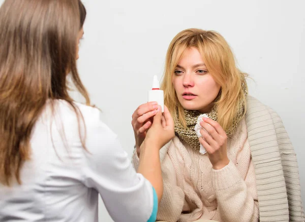 Herken symptomen van verkoudheid. Remedies moeten helpen om kou snel te verslaan. Tips hoe om zich te ontdoen van kou. Vrouw overlegt met dokter. Meisje in sjaal houden weefsel, terwijl de arts bieden behandeling. Koude en griepmiddelen — Stockfoto