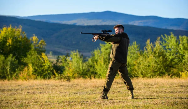 Cazador Con Rifle Buscando Animales Trofeo Caza Rifle Caza Preparación — Foto de Stock