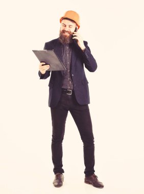 Beyaz arka plan üzerinde izole kask ile inşaat Oluşturucusu portresi