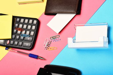 Deri cüzdan ve Kırtasiye renkli arka plan üzerinde mans