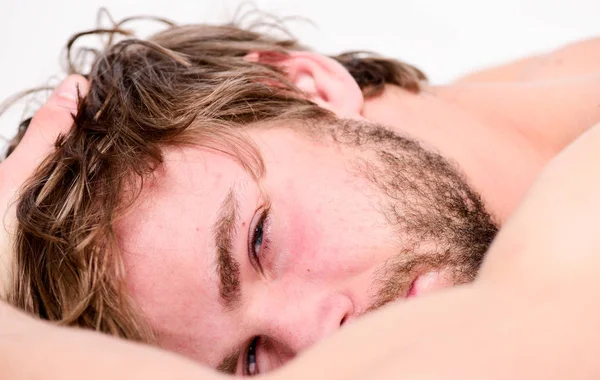 Homem sem barba barba dorme relaxe ou apenas acorde. O macho barbudo relaxa de manhã. Conceito de relaxamento total. Homem atraente macho relaxar e se sentir confortável. Dicas simples para melhorar o seu sono — Fotografia de Stock