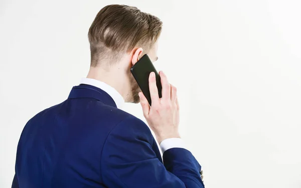 Des négociations mobiles. Appelez le support technique. Un homme d'affaires tient son smartphone à proximité. Homme costume formel appeler le service de soutien. Conversation d'appel mobile. Consultation et aide. Concept d'appel d'affaires — Photo