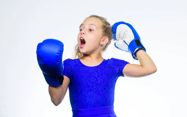 Erziehung zur Führung und zum Sieger. Starkes Kinderboxen. Sport- und Gesundheitskonzept. Boxsport für Frauen. Mädchen mit blauen Handschuhen posieren auf weißem Hintergrund. Sportliche Erziehung. stark sein — Stockfoto