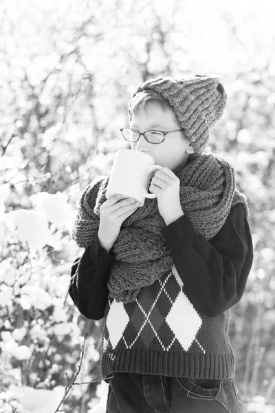 Kleiner Junge mit Tasse im Winter draußen — Stockfoto