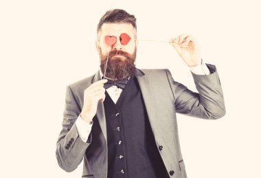 Romantik adam kavramı. Romantik adam resmi kıyafet giyer ve sembolleri aşk tutar