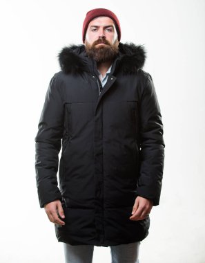 Adam stand sıcak ceket parka beyaz arka plan üzerinde izole sakallı. Nasıl en iyi kış ceket tercih. Hava geçirmez ceket kavramı. Kış sezonu erkek giyim. Hood sıcaklık ve hava direnci ekler