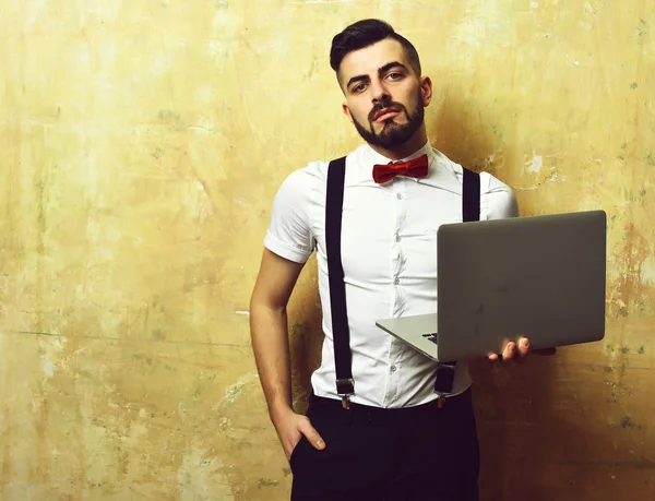 Manager met baard en zelfverzekerde gezichtsuitdrukking met laptop — Stockfoto