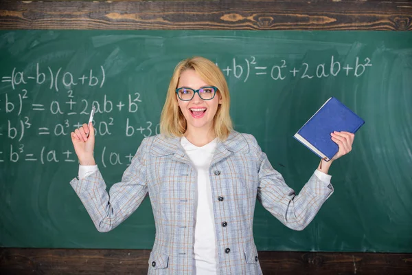 Warum Lehrer unter Stress krank werden. Überlastung und fehlende Unterstützung treiben Lehrer aus dem Beruf. Schulalltag. Lehrerstress und Burnout. Lehrerin mit Kreidetafel-Hintergrund — Stockfoto