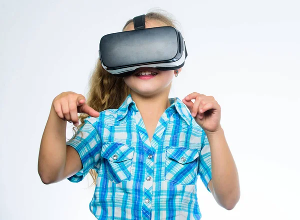 Virtuális oktatás az iskolás diákoknak. Szerezz virtuális élményt. Virtuális valóság koncepció. Kölyök felfedezni a modern technológia virtuális valóság. Lány aranyos gyermek fejjel szerelt kijelző fehér háttér — Stock Fotó