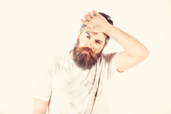 Homem com barba em camisa empoeirada suja parece exausto . — Fotografia de Stock