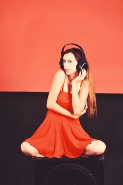 Zevk, müzik ve yaratıcı yaşam tarzı kavramı. Şarkıcı ile baktılar yüz